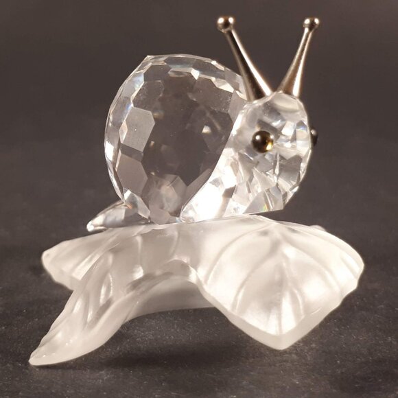 Swarovski snail on a frosted wine leaf - Picture 6 of 9